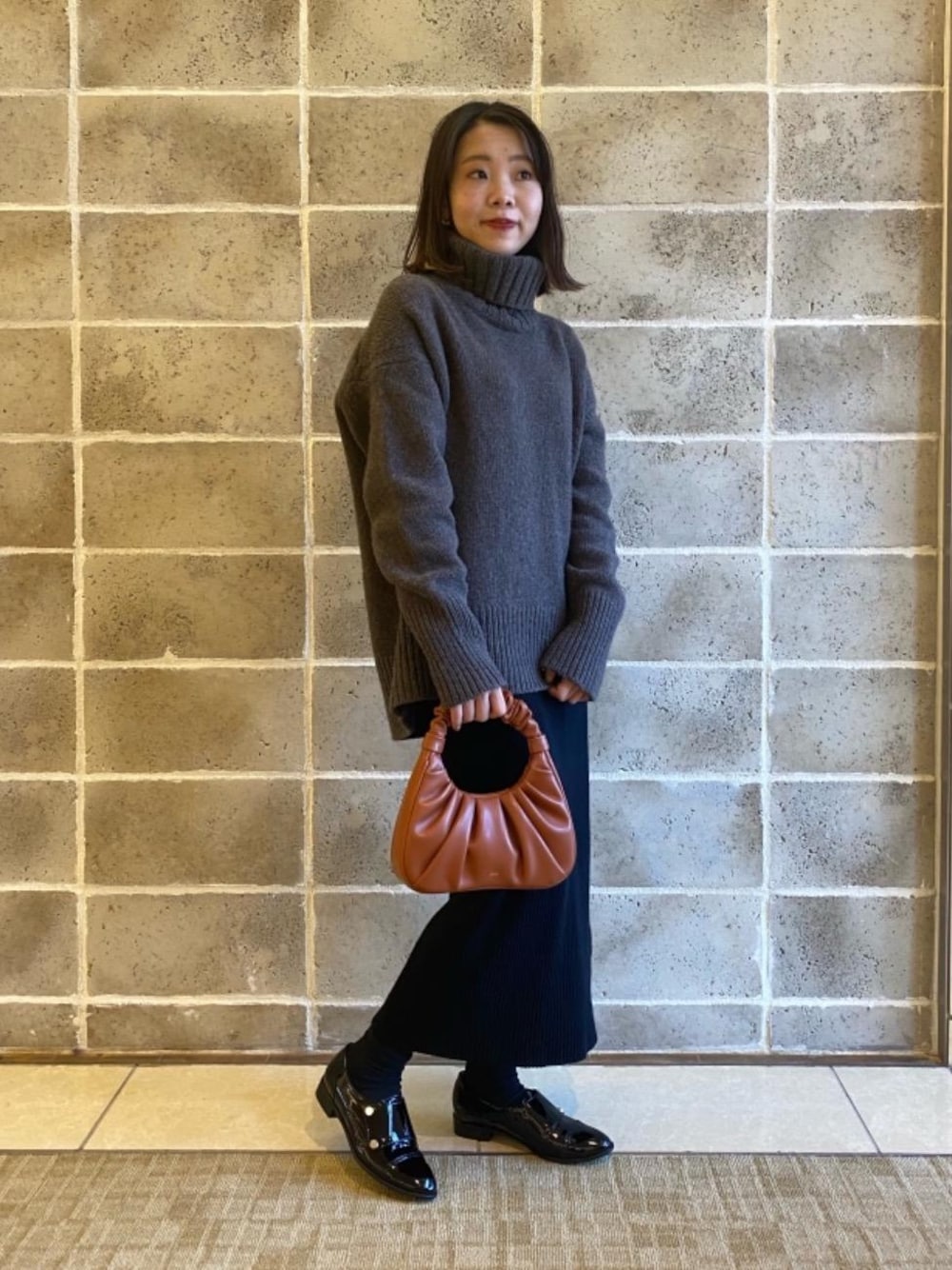 「タイトスカート、スカート、ブラック、ハイネック、シューズ、ブラウン、ワントーン、オデットエオディール、jwpei、ニット/セーター」｜「JW PEIの＜JW PEI（ジェイダブリューペイ）＞ Gabbi Bag（ハンドバッグ、ブラウン系）」を使った、石井　オデット エ オディール スタッフさん（レディース・157cm）の冬コーディネートの1枚目の写真