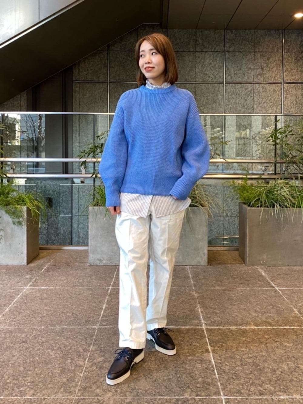 「ブラウス、シャツ、カラーニット、シューズ、ユナイテッドアローズ、春コーディネート、Pants style、オデットエオディール、ボリュームソール、ぶるー」｜「UNITED ARROWSの＜UNITED ARROWS＞C/PE アゼ ボリュームスリーブ ニット W †（ニット/セーター、ブルー系）」を使った、石井　オデット エ オディール スタッフさん（レディース・157cm）の冬コーディネートの1枚目の写真