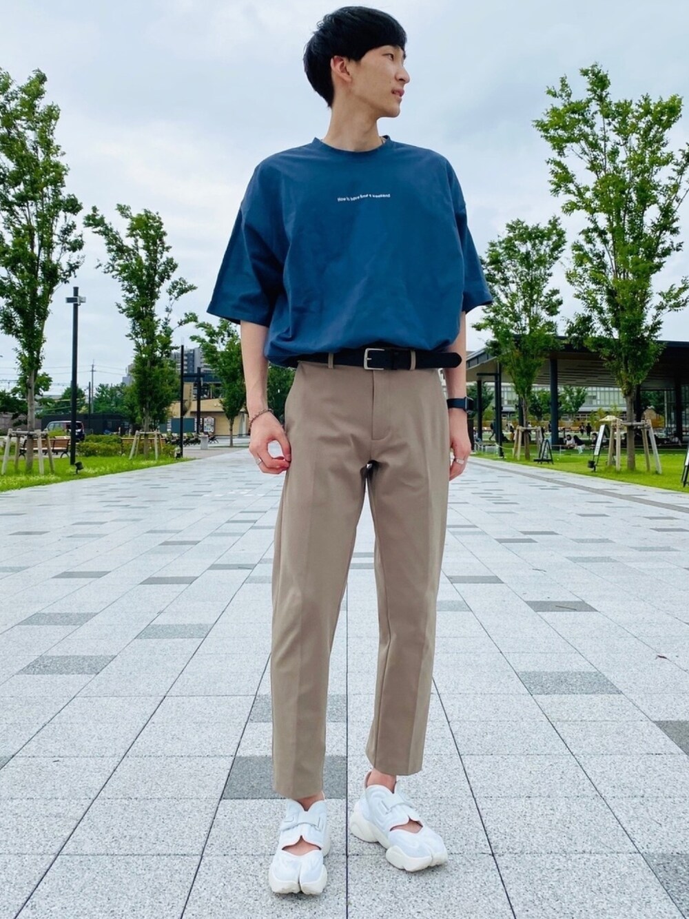 「オーバーサイズ、夏コーデ、厚底サンダル、くすみカラー、プチプラ、休日スタイル、韓国ファッション、白スニーカー、スポーツサンダル」｜「kutirのアソートTシャツ（Tシャツ/カットソー、ブルー系）」を使った、 ごりゅーさん（メンズ・177cm）の夏コーディネートの1枚目の写真