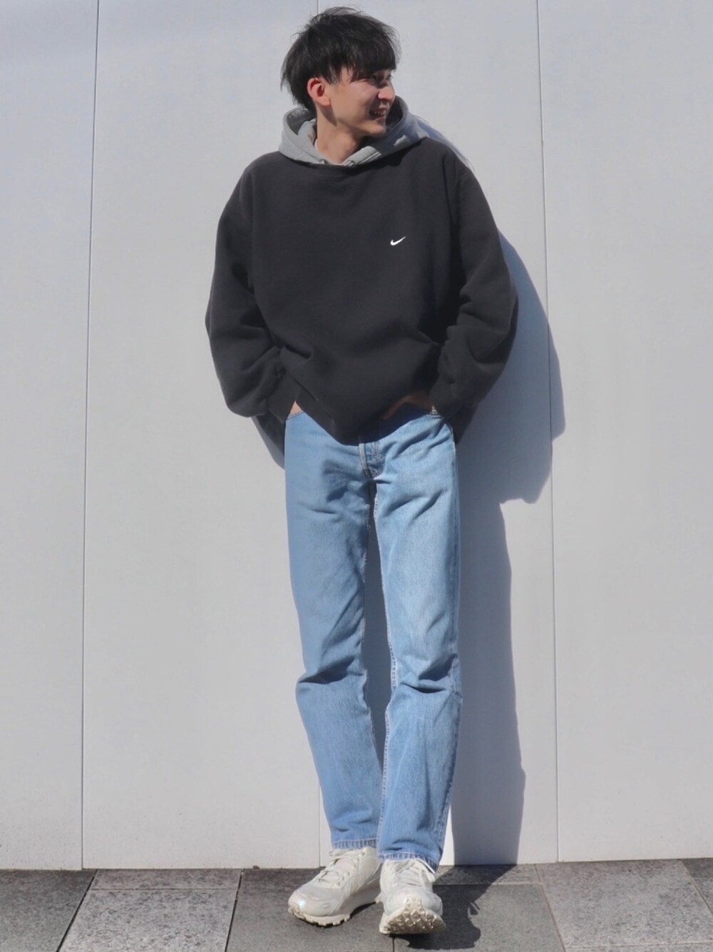 ブラック系のスウェット、グレー系のパーカー、ブルー系のデニムパンツを着用したメンズの冬コーディネートの1枚目の写真