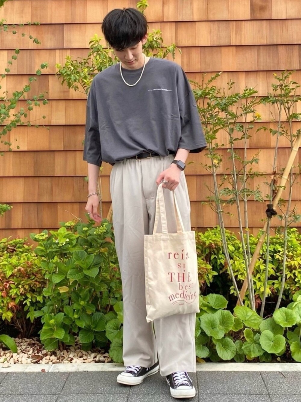 「これが私をアゲる服、ゆるコーデ、プチプラ、白パンツ、ビッグシルエット、トートバッグ、ロゴT、タックイン、ハイウエスト、シンプルコーデ」｜「CREARE -LINO-の【2021春夏】オーバーサイズ ムーンプリントロゴTEE<ユニセックス>（Tシャツ/カットソー、グレー系）」を使った、 ごりゅーさん（メンズ・177cm）の春コーディネートの1枚目の写真