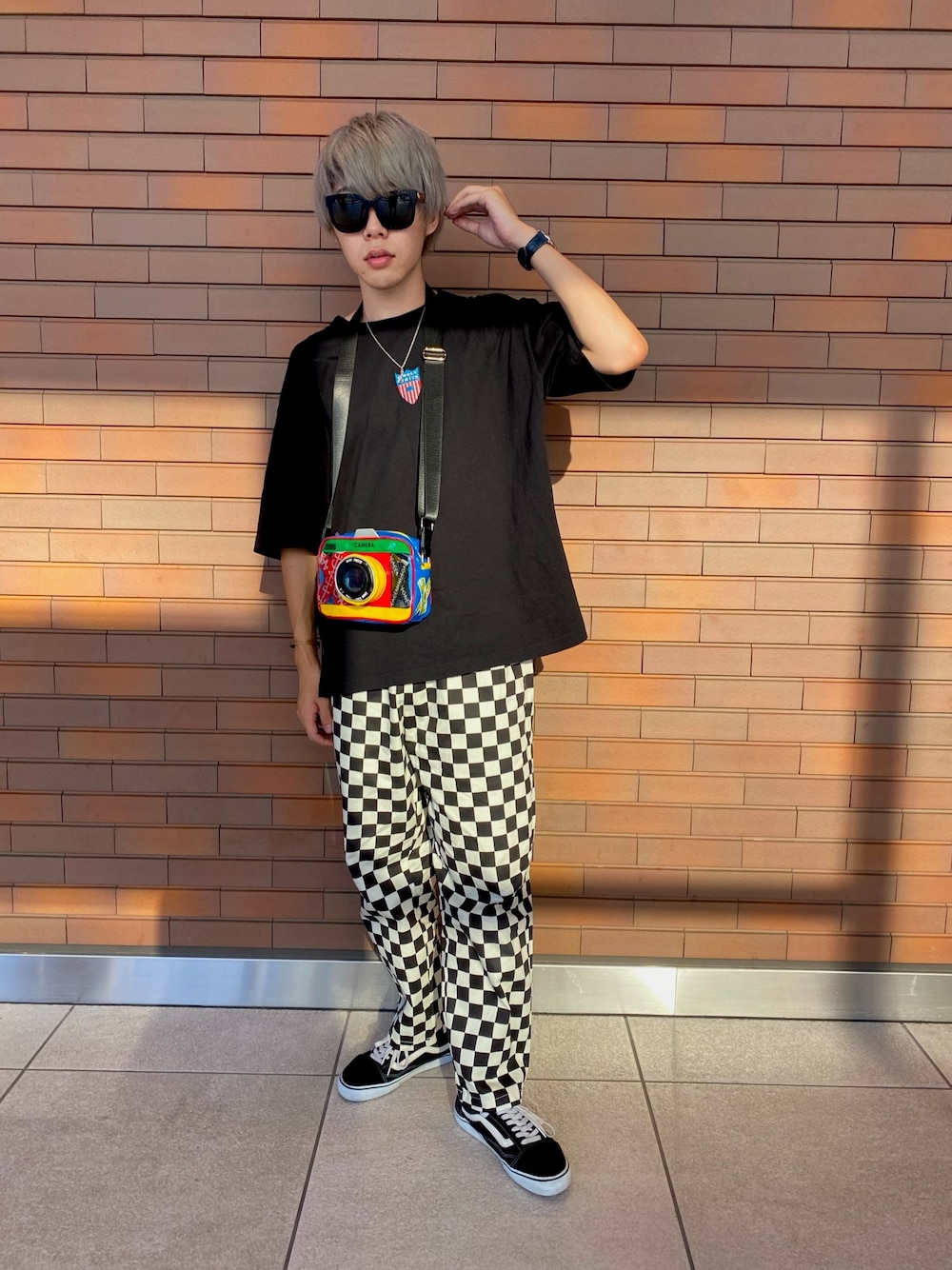 ブラック系のスニーカー、その他のショルダーバッグ、ホワイト系のパンツを着用したメンズの夏コーディネートの1枚目の写真