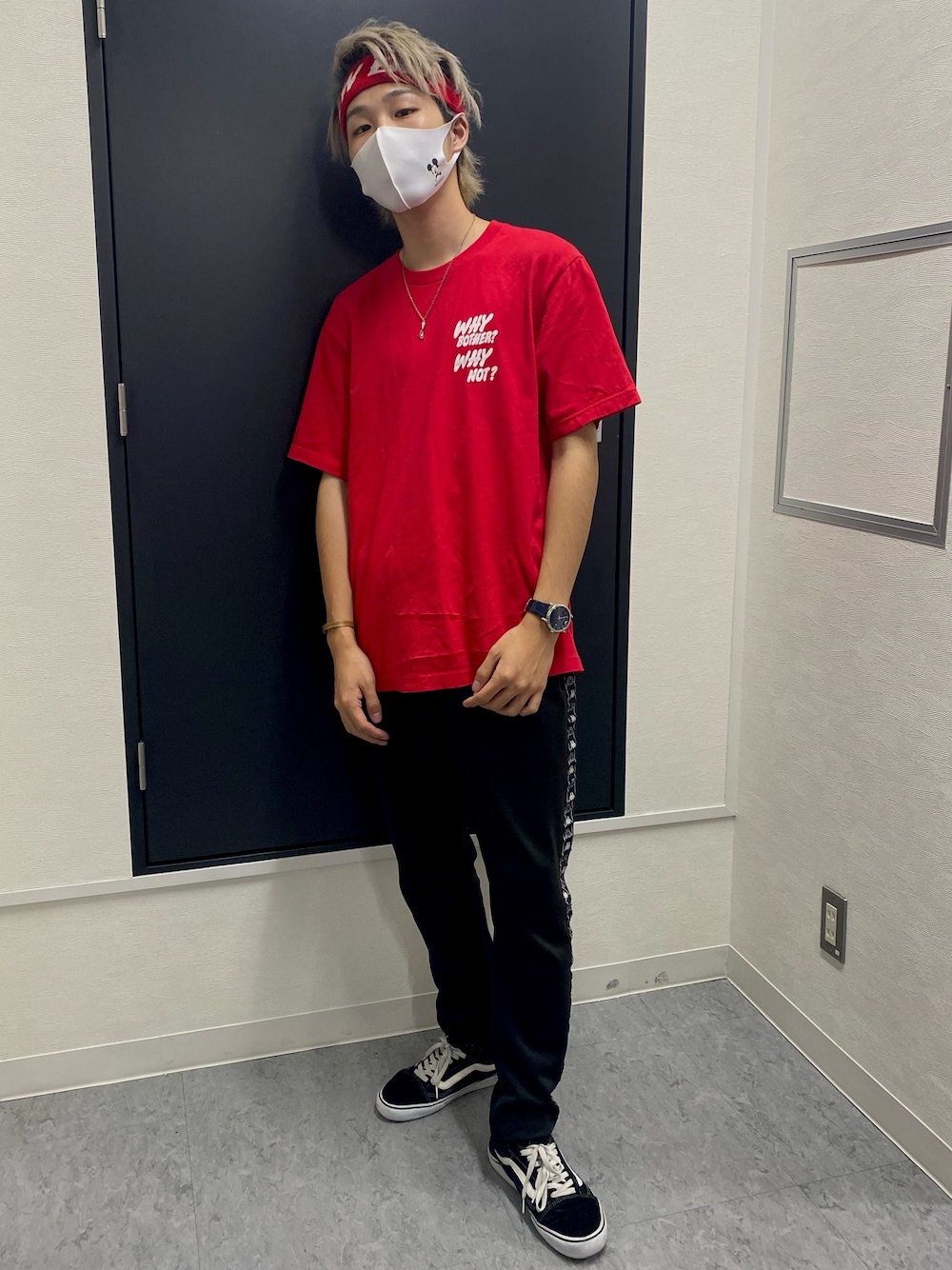 ブラック系のその他パンツ、ブラック系のスニーカー、レッド系のTシャツ/カットソーを着用したメンズの秋コーディネートの1枚目の写真