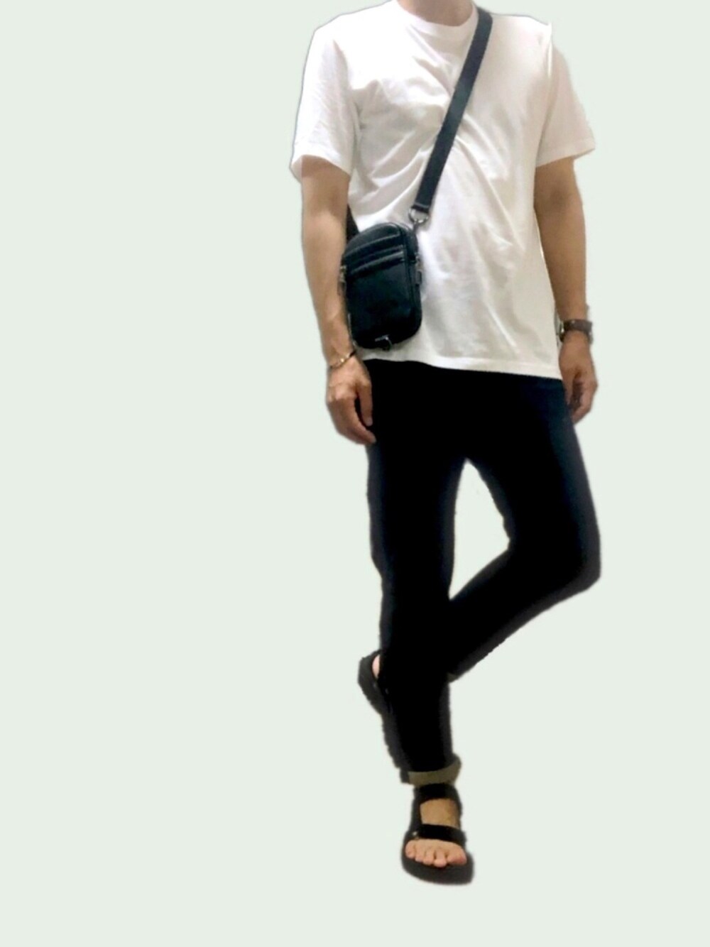 「UNIQLO、ユニクロ、teva、スポーツサンダル、ZARA、ショルダーバッグ、低身長、モノトーン、デニム、zozoデニム」｜「UNIQLOのスーピマコットンクルーネックT（半袖）（Tシャツ/カットソー、ホワイト系）」を使った、ポキB@ユニクロ勉強家(相互)さん（メンズ・166cm）の夏コーディネートの1枚目の写真