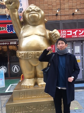 「大阪」｜「アイテム（ステンカラーコート）」を使った、こばやし けんたさん（メンズ・178cm）の冬コーディネート