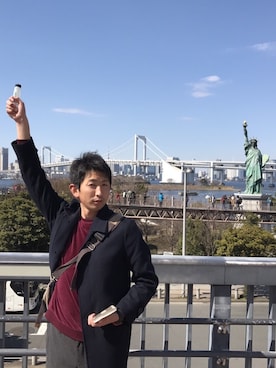 「ワインレッド」｜「アイテム（ステンカラーコート）」を使った、こばやし けんたさん（メンズ・178cm）の春コーディネート