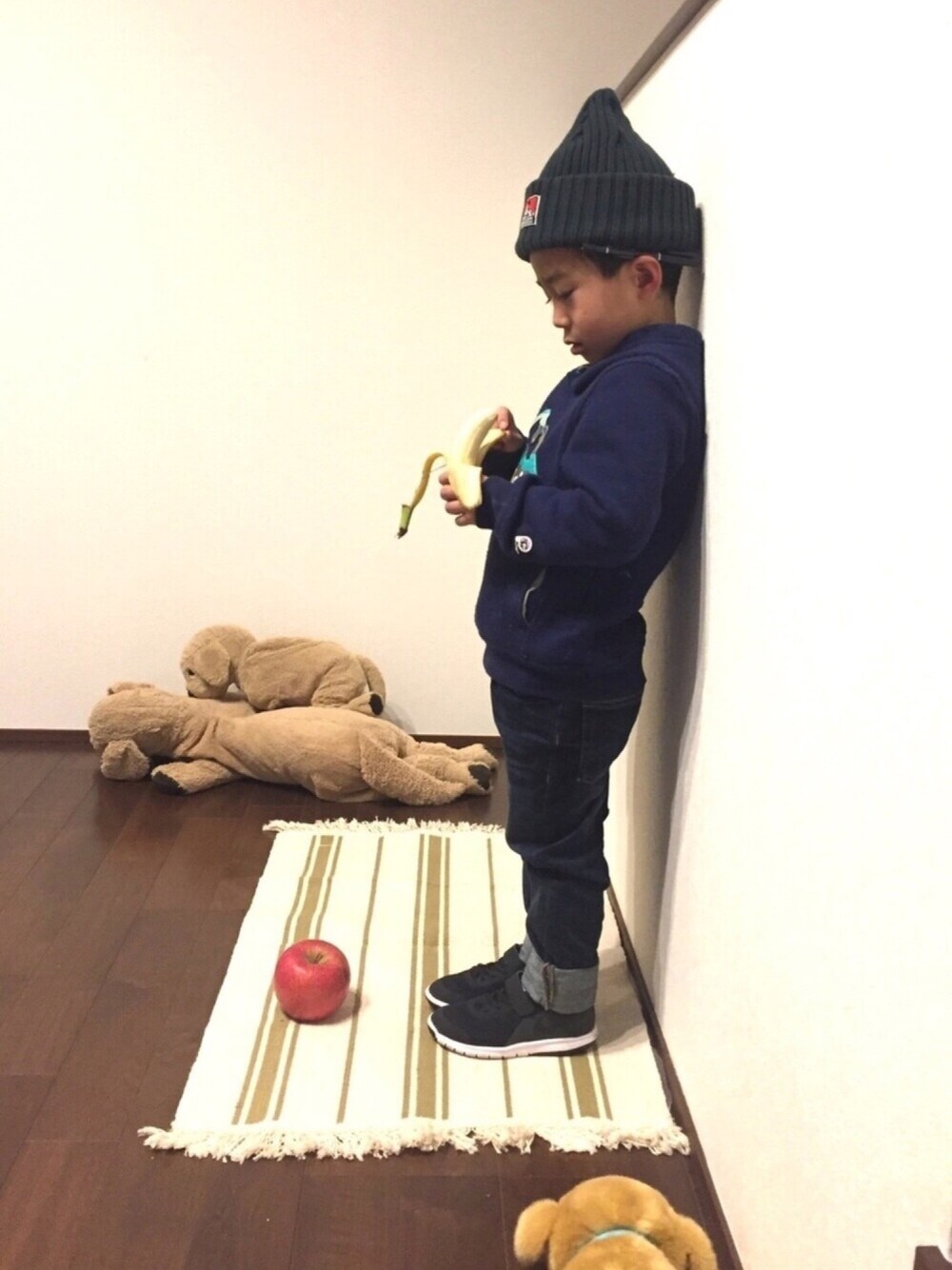 ブルー系のパーカー、ブルー系のデニムパンツ、ブラック系のスニーカーを着用したキッズの冬コーディネートの1枚目の写真