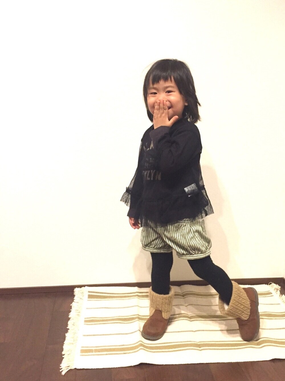 ブラック系のTシャツ/カットソー、ブラウン系のブーツ、グリーン系のその他パンツを着用したキッズの冬コーディネートの1枚目の写真