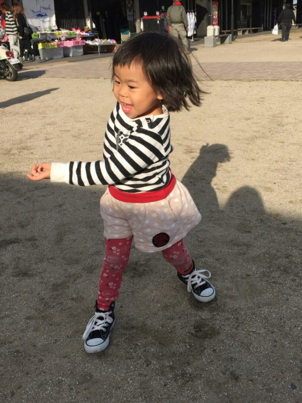 ベージュ系のその他パンツ、ブラック系のスウェット、ブラック系のスニーカーを着用したキッズの冬コーディネートの1枚目の写真