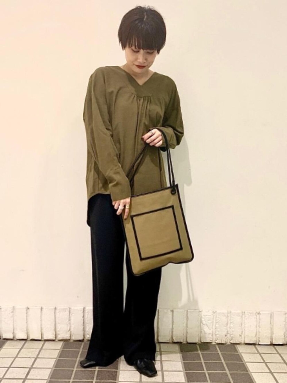 「大人カジュアル、casual、くすみカラー、イージーパンツスタイル、秋におすすめシャツ＆ブラウス スタイル」｜「green label relaxingのFFC PE ツイル ワイド パンツ（その他パンツ、ブラック系）」を使った、Araya_ｍさん（レディース・161cm）の秋コーディネートの1枚目の写真