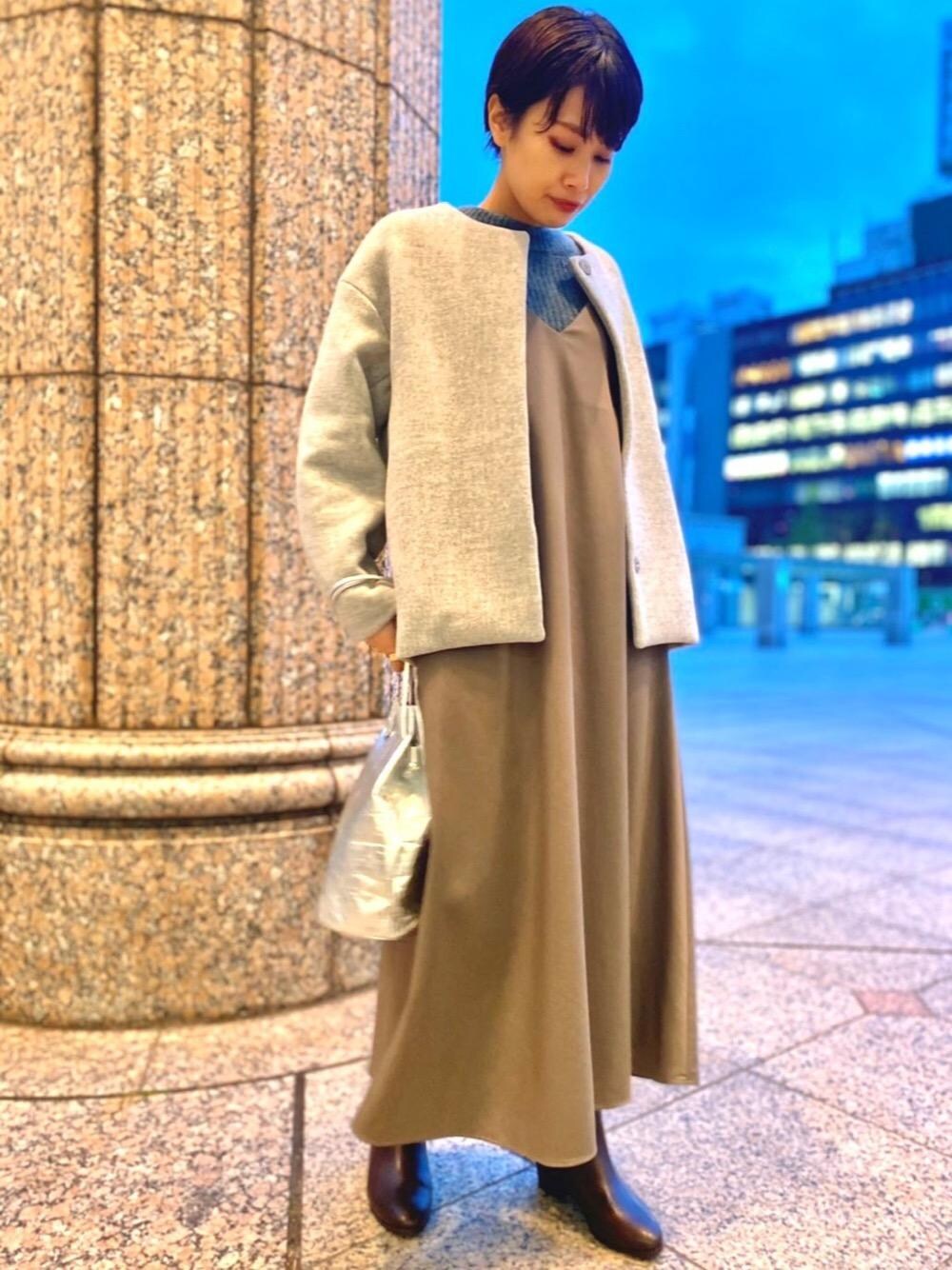 「ワンピース、大人カジュアル、casual、RELAX、ブーツスタイル、くすみカラー、秋のおすすめブラウンカラーコーデ、一押しのアウタースタイル」｜「green label relaxingのCFC クルミ ボタン 付き フレア キャミ ワンピース（ワンピース、ブラウン系）」を使った、Araya_ｍさん（レディース・161cm）の秋コーディネートの1枚目の写真