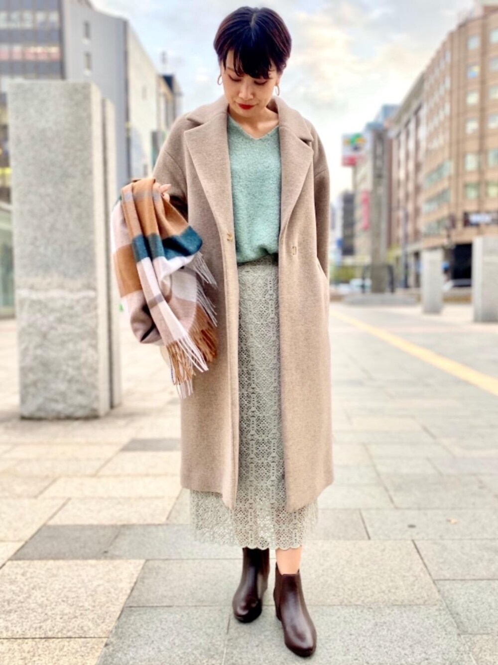 「大人カジュアル、casual、ブーツスタイル、くすみカラー、一押しのアウタースタイル、マフラー/ストール」｜「green label relaxingのSC ウールチェック ストール（ストール/ショール、グリーン系）」を使った、Araya_ｍさん（レディース・161cm）の秋コーディネートの1枚目の写真