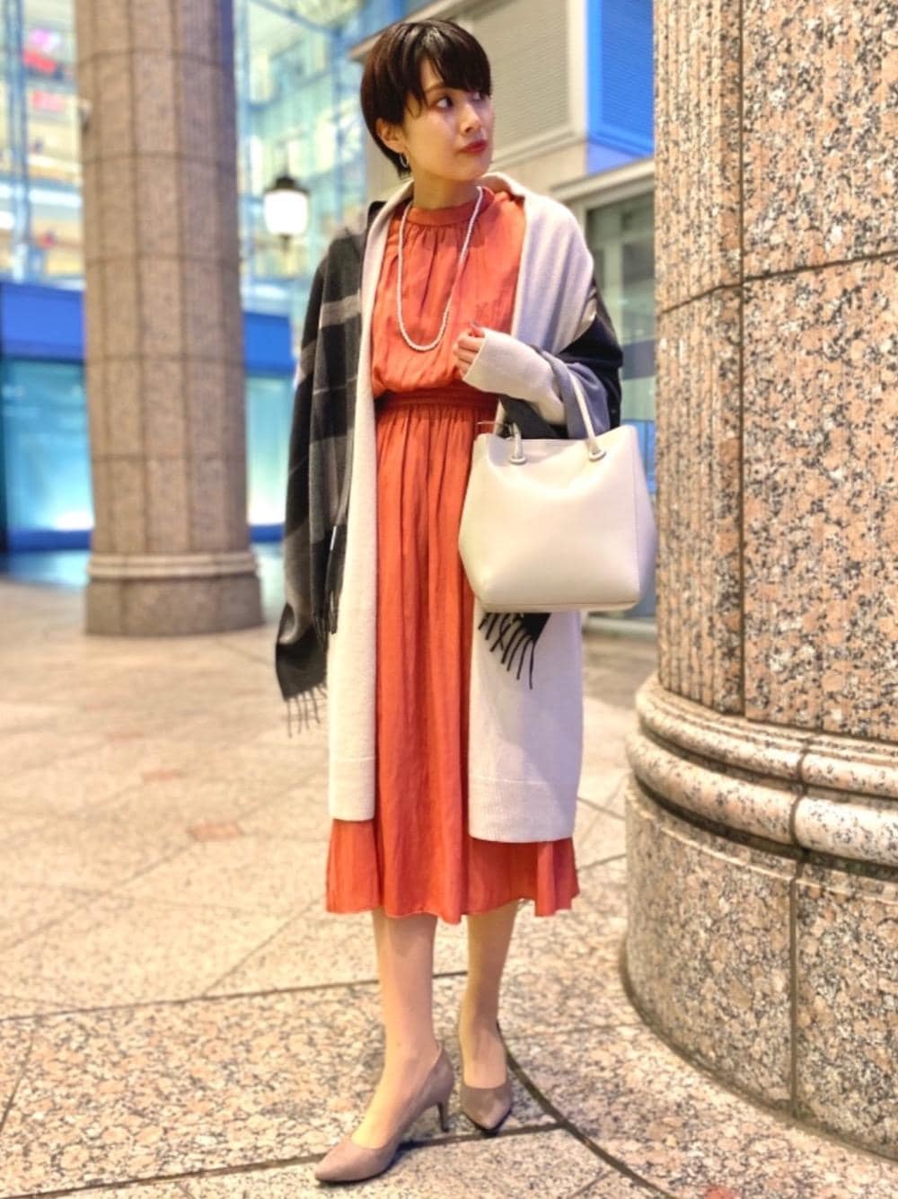 「ワンピース、office、ceremony、マフラー/ストール」｜「green label relaxingのFFC ミニ ショッピング 2WAY ショルダーバッグ（ショルダーバッグ、グレー系）」を使った、Araya_ｍさん（レディース・161cm）の冬コーディネートの1枚目の写真