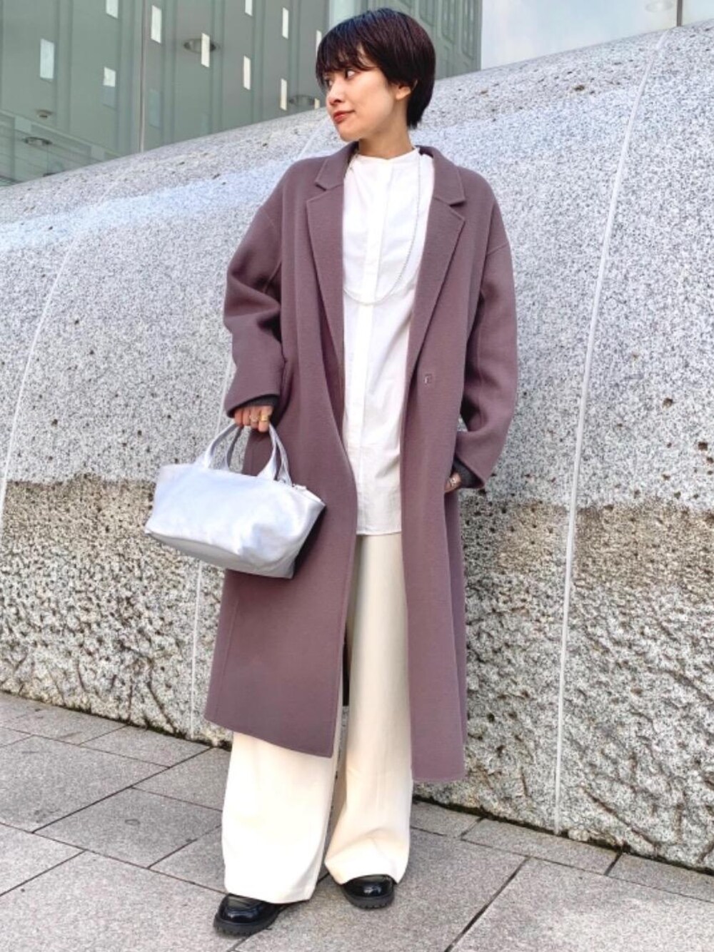 「大人カジュアル、casual、RELAX、くすみカラー、WHITE! WHITE! WHITE!、イージーパンツスタイル、秋におすすめシャツ＆ブラウス スタイル、一押しのアウタースタイル」｜「green label relaxingの[ア・ラ・マルヴァ]A.la Malva KFC FZKTT L 2WAYバッグ（トートバッグ、シルバー系）」を使った、Araya_ｍさん（レディース・161cm）の冬コーディネートの1枚目の写真