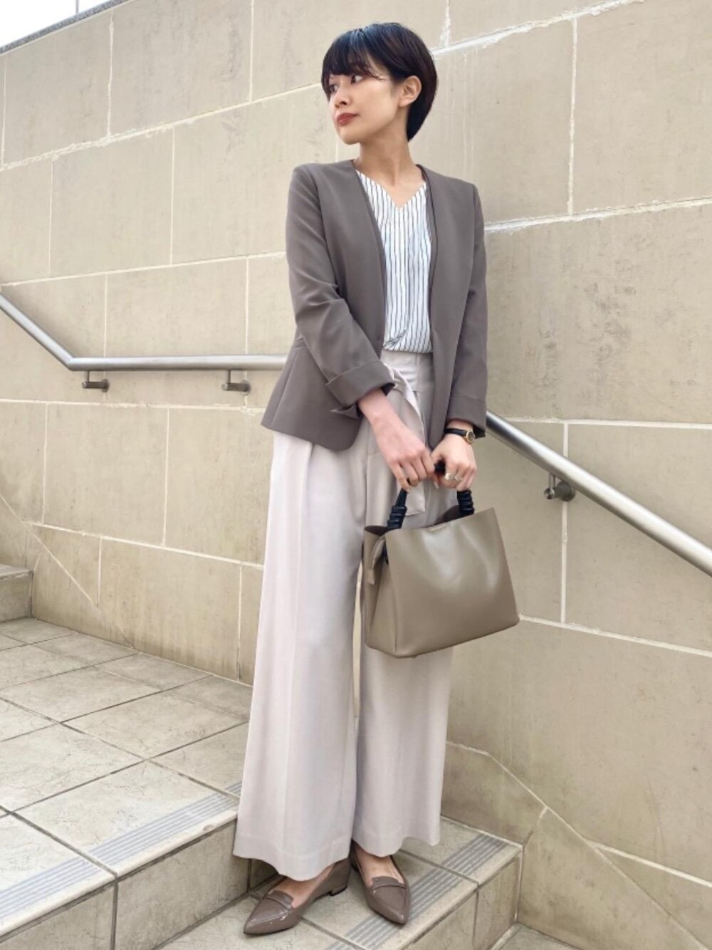 「office、くすみカラー、ceremony、カラーをプラス！冬から取り入れる、春色の装い」｜「green label relaxingのCS ストリング ハンドル 2WAY ショルダーバッグ（ショルダーバッグ、ベージュ系）」を使った、Araya_ｍさん（レディース・161cm）の冬コーディネートの1枚目の写真