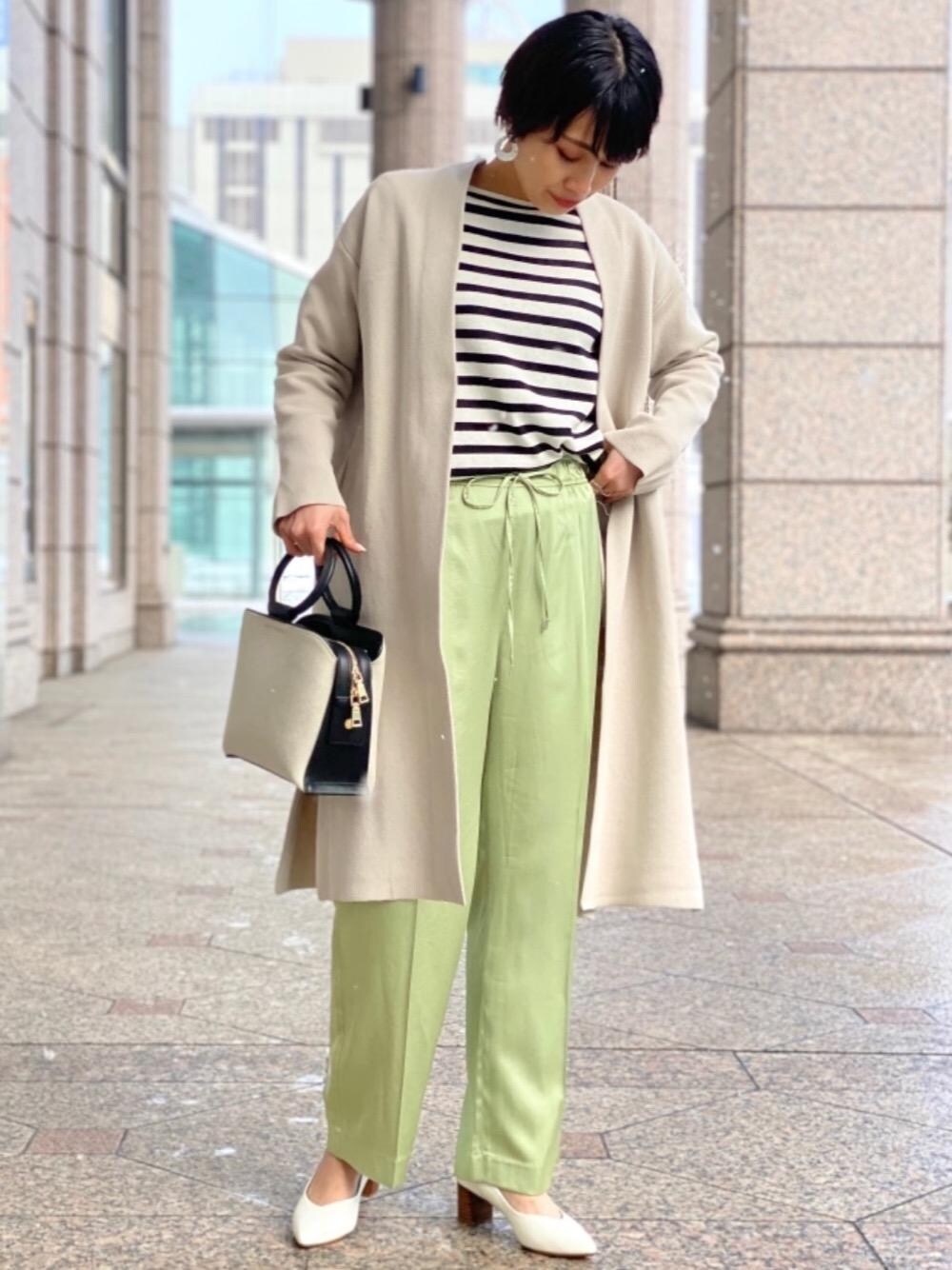 「大人カジュアル、casual、RELAX、イージーパンツスタイル、カラーをプラス！冬から取り入れる、春色の装い」｜「green label relaxingのFFC リング ハンドル 2WAY ショルダー バッグ（ショルダーバッグ、ブラック系）」を使った、Araya_ｍさん（レディース・161cm）の冬コーディネートの1枚目の写真