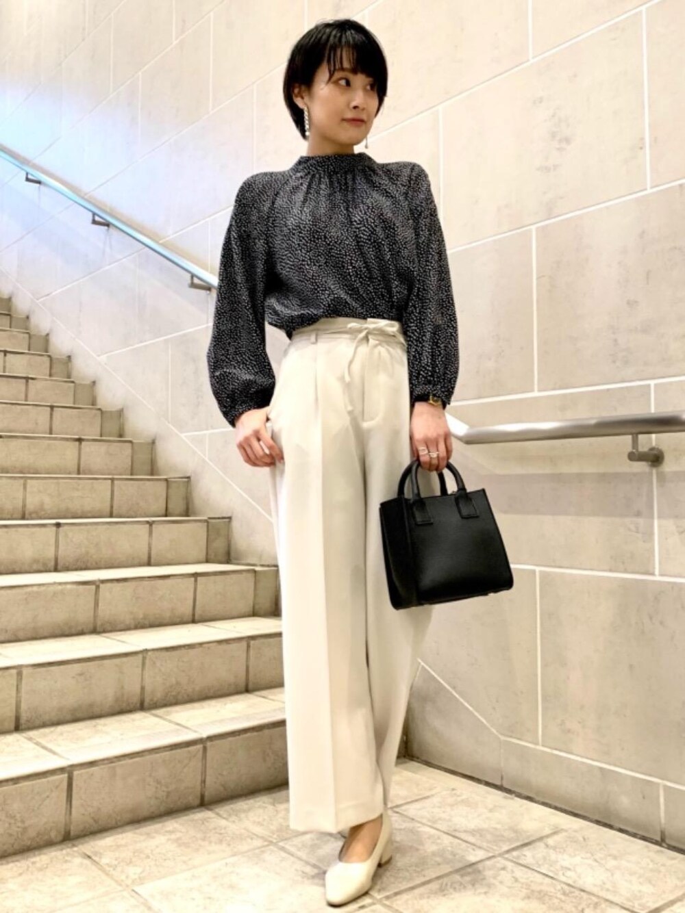 「大人カジュアル、office、ceremony、春におすすめシャツ＆ブラウス」｜「green label relaxingの[ 手洗い可能 / ラクリモ ] ◆D ワイド パンツ -JPB ◇No07◇（その他パンツ、ベージュ系）」を使った、Araya_ｍさん（レディース・161cm）の春コーディネートの1枚目の写真