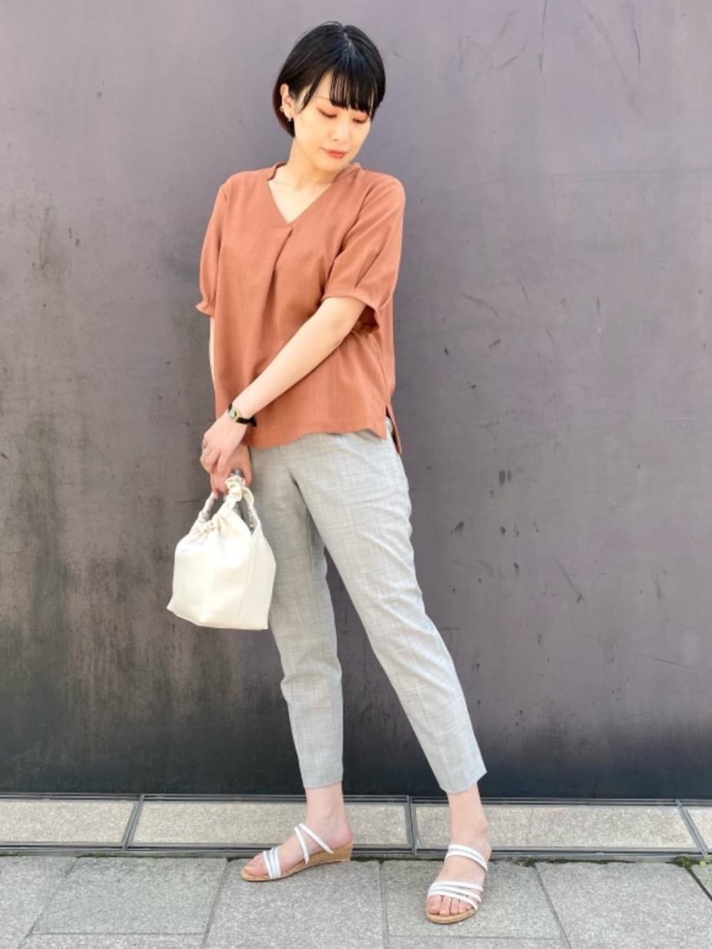 「ビジネス、シャツ/ブラウス、👟バッグ、フォーマル/セレモニー、ぱんつ」｜「green label relaxingのFM ギャザー ハンドル 2WAY ショルダー バッグ（ショルダーバッグ、ホワイト系）」を使った、Araya_ｍさん（レディース・161cm）の春コーディネートの1枚目の写真