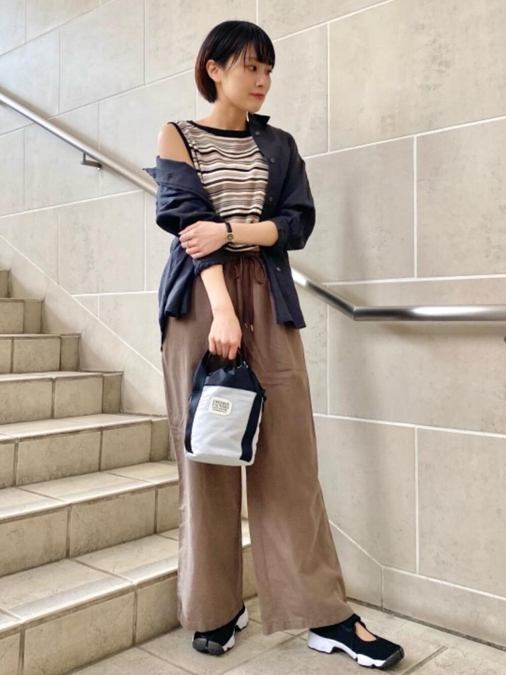 「トレンド、リラックス、シャツ/ブラウス、ぱんつ、□骨格ウェーブ」｜「FREDRIK PACKERSの[ 別注 ][ フレドリック パッカーズ ] FREDRIK PACKERS SC ミニ 巾着 ショルダーバッグ（ショルダーバッグ、ホワイト系）」を使った、Araya_ｍさん（レディース・161cm）の夏コーディネートの1枚目の写真