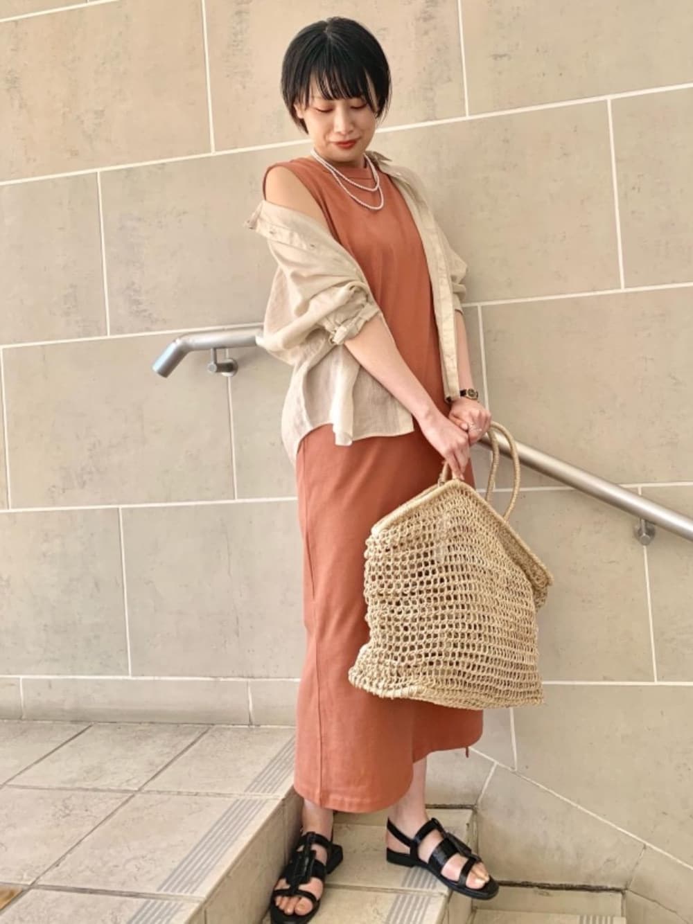 「トレンド、リラックス、シャツ/ブラウス、トラベル /リゾート、□骨格ウェーブ」｜「green label relaxingのSC メタルパール ロング ネックレス（ネックレス、シルバー系）」を使った、Araya_ｍさん（レディース・161cm）の夏コーディネートの1枚目の写真