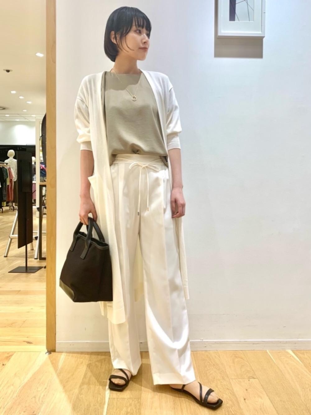 「カーディガン、トレンド、シューズ、ビジネス、シャツ/ブラウス、👟バッグ、ぱんつ、□骨格ウェーブ」｜「green label relaxingのSC キャンバス IN バッグ 2WAY トート バッグ（トートバッグ、ブラック系）」を使った、Araya_ｍさん（レディース・161cm）の夏コーディネートの1枚目の写真