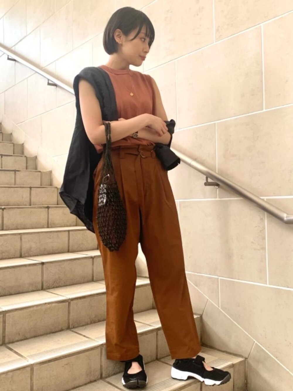 「スニーカー、トレンド、リラックス、シャツ/ブラウス、Tシャツ/カットソー、👟バッグ、ぱんつ、□骨格ウェーブ、■1_OF MINE」｜「green label relaxingの[ コルトレイクリネン ] SC オーバー シャツ <フリーサイズ>（シャツ/ブラウス、ブラック系）」を使った、Araya_ｍさん（レディース・161cm）の夏コーディネートの1枚目の写真