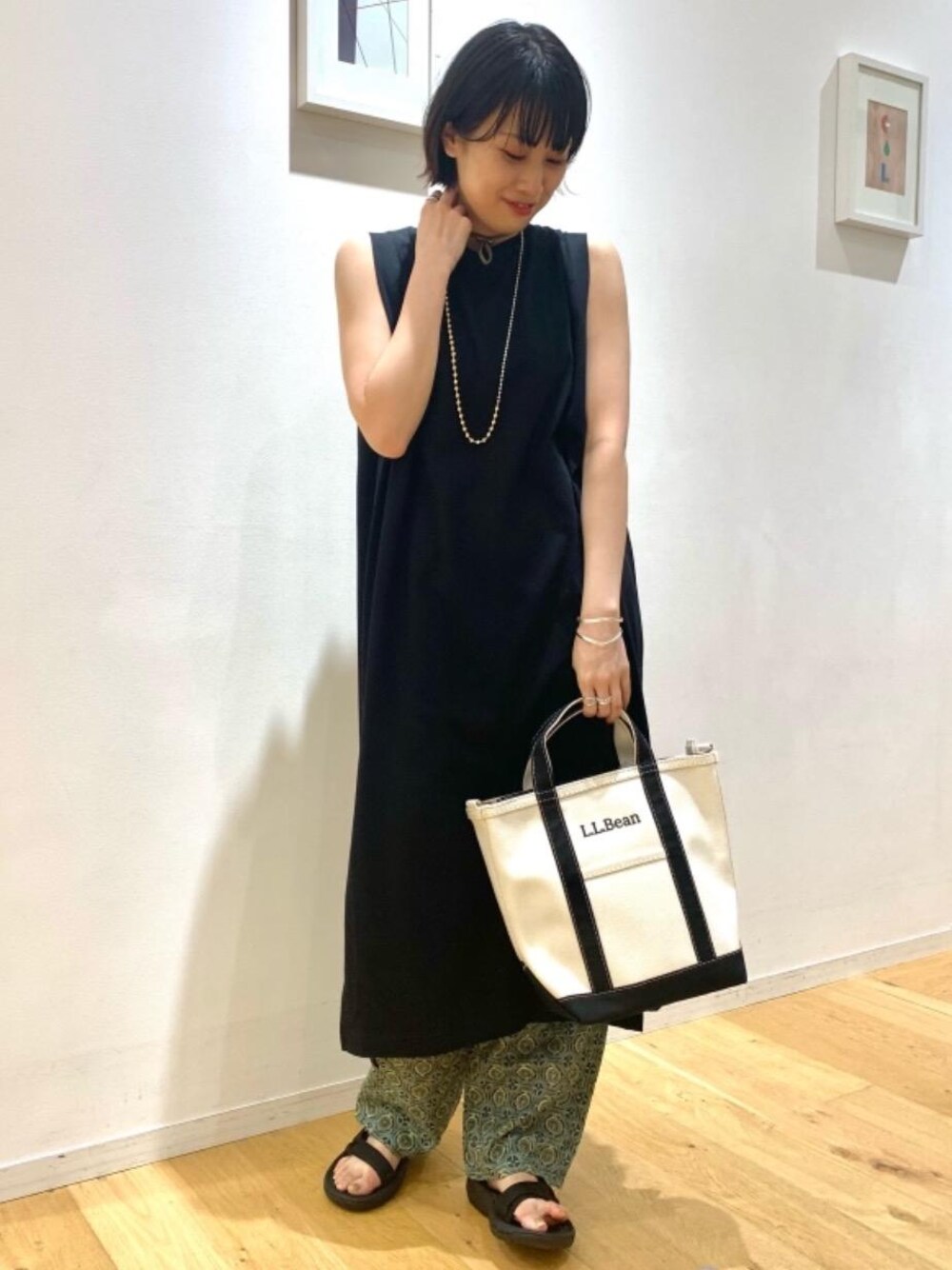 「ワンピース、トレンド、リラックス、シューズ、ハット/キャップ、アウトドア/アスレジャー、ぱんつ、□骨格ウェーブ、☆レイヤードスタイル、☆イージーパンツ」｜「green label relaxingのCFC サイドフリンジ バケット ハット（ハット、グリーン系）」を使った、Araya_ｍさん（レディース・161cm）の夏コーディネートの1枚目の写真