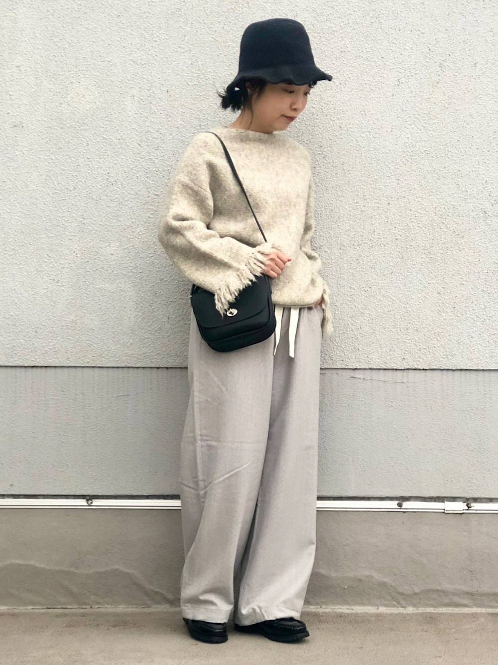 「Bshop、mimi、SCHA、wa...lance★★、cellar door」｜「CELLAR DOORの【Cellar Door】ドローストリング ワイドパンツ WOMEN（その他パンツ、グレー系）」を使った、IMAIさん（レディース・157cm）の秋コーディネートの1枚目の写真