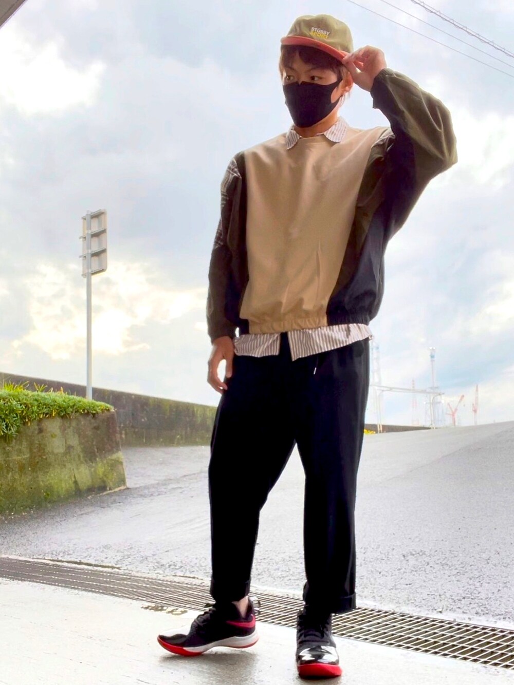 ベージュ系のTシャツ/カットソー、ベージュ系のシャツ/ブラウス、ブラック系のその他パンツを着用したメンズの春コーディネートの1枚目の写真