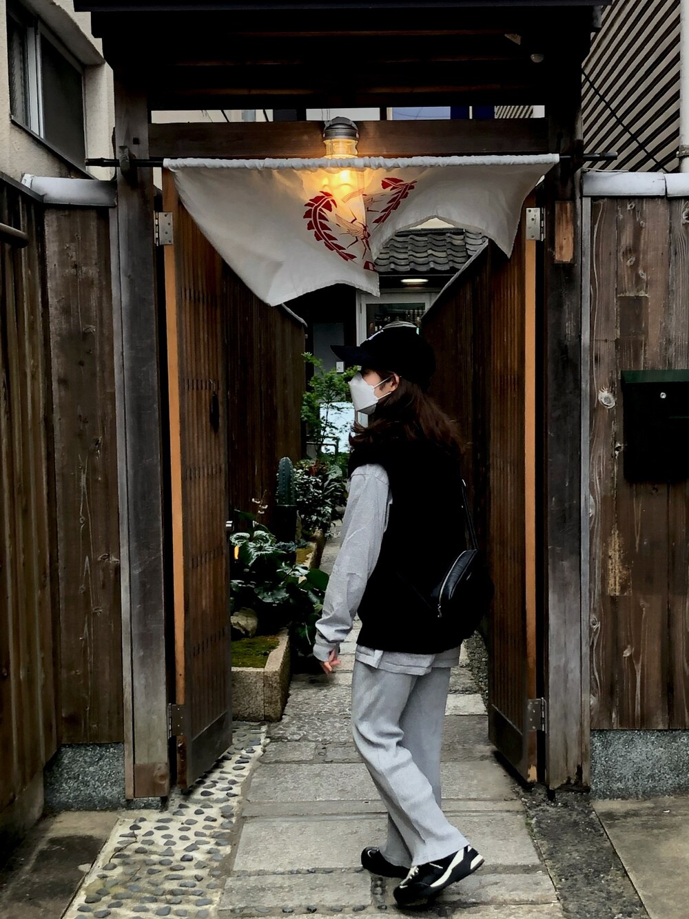 「京都」｜「UNIQLOのアイテム（ベスト、ブラック系）」を使った、오혜림さん（レディース・150cm）の春コーディネートの1枚目の写真