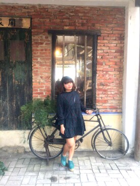 「アイテム（メッセンジャーバッグ、ブルー系）」を使った、Cheryl Chouさん（レディース・152cm）の冬コーディネート