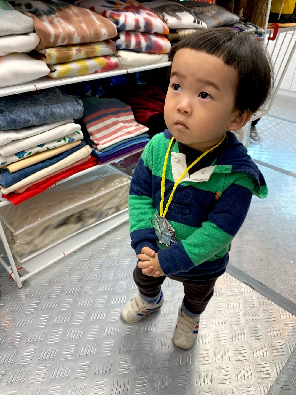 「キッズコーデ、むすこーで、男の子コーデ、春コーデ、こどもコーデ、おとこのこ、カジュアル、スニーカーコーデ、1歳6ヶ月、前髪ぱっつん」｜「POLO RALPH LAURENのアイテム（ポロシャツ、グリーン系）」を使った、くまけんさん（キッズ・80cm）の春コーディネートの1枚目の写真