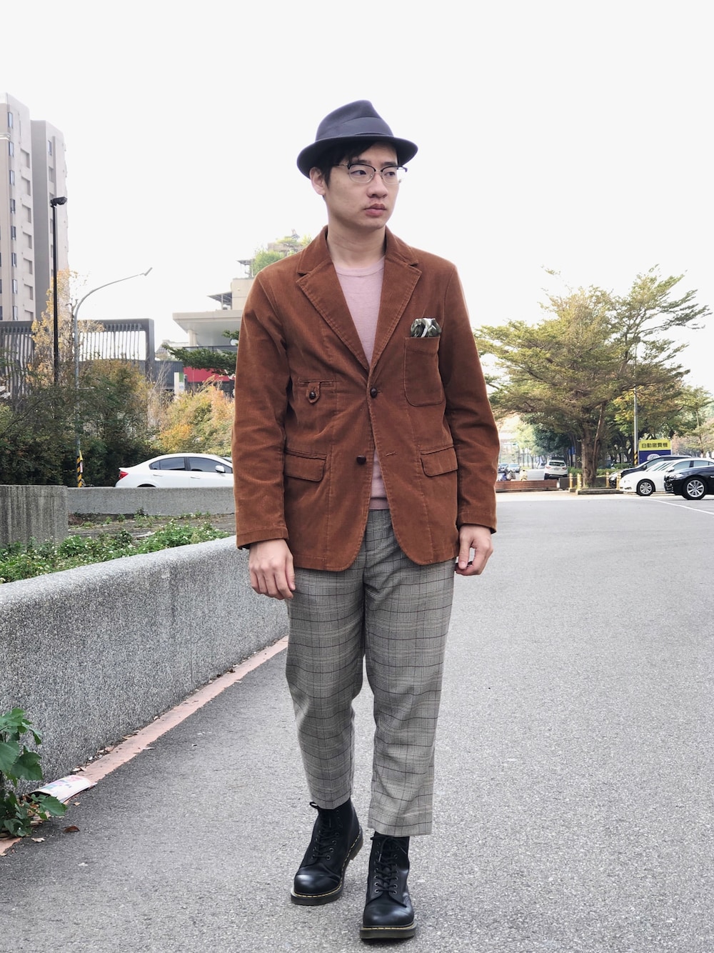 「SYNDROのアイテム（スーツジャケット、ブラウン系）」を使った、timerさん（メンズ・170cm）の冬コーディネートの1枚目の写真