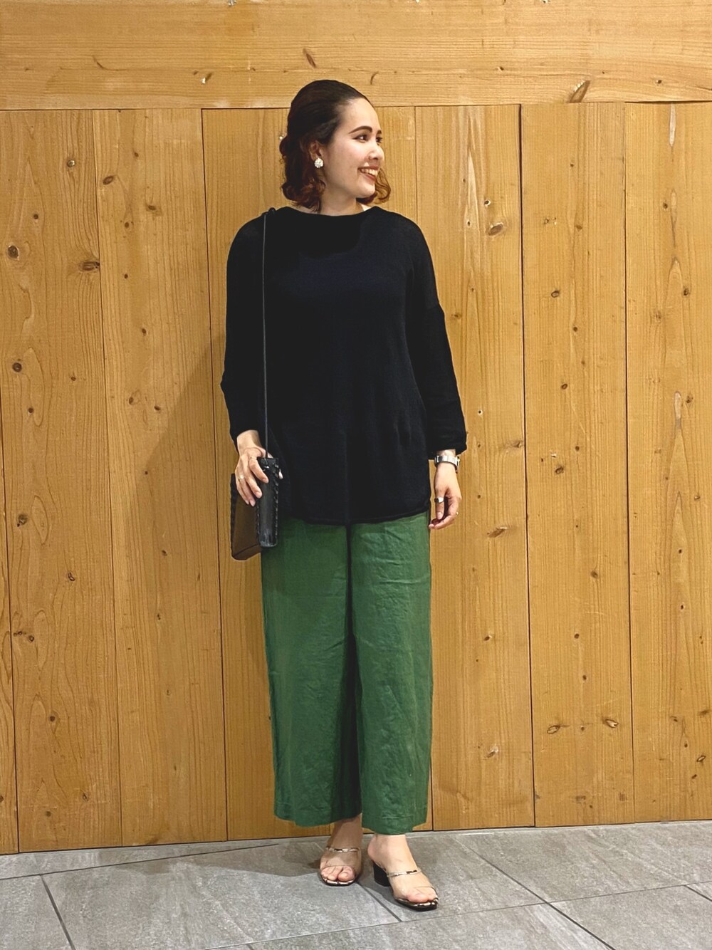 「オトナ女子、ラクチンコーデ、きれいめカジュアル、大人カジュアル、サンダル、リネン、リネンパンツ、イージーパンツ、夏コーデ、今日のコーデ」｜「URBAN RESEARCH DOORSのリネンワイドプルオーバーチュニック（ニット/セーター、ブラック系）」を使った、Delmisさん（レディース・161cm）の春コーディネートの1枚目の写真