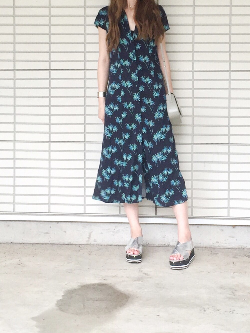 「楽チンコーデ、休日スタイル、爽やかコーデ、柄シャツ、ワンピース、花柄ワンピース、moussy、シルバーサンダル、カジュアルコーデ」｜「MOUSSYのDARK TROPICAL DRESS（ワンピース、ブルー系）」を使った、ふくみさん（レディース・172cm）の夏コーディネートの1枚目の写真