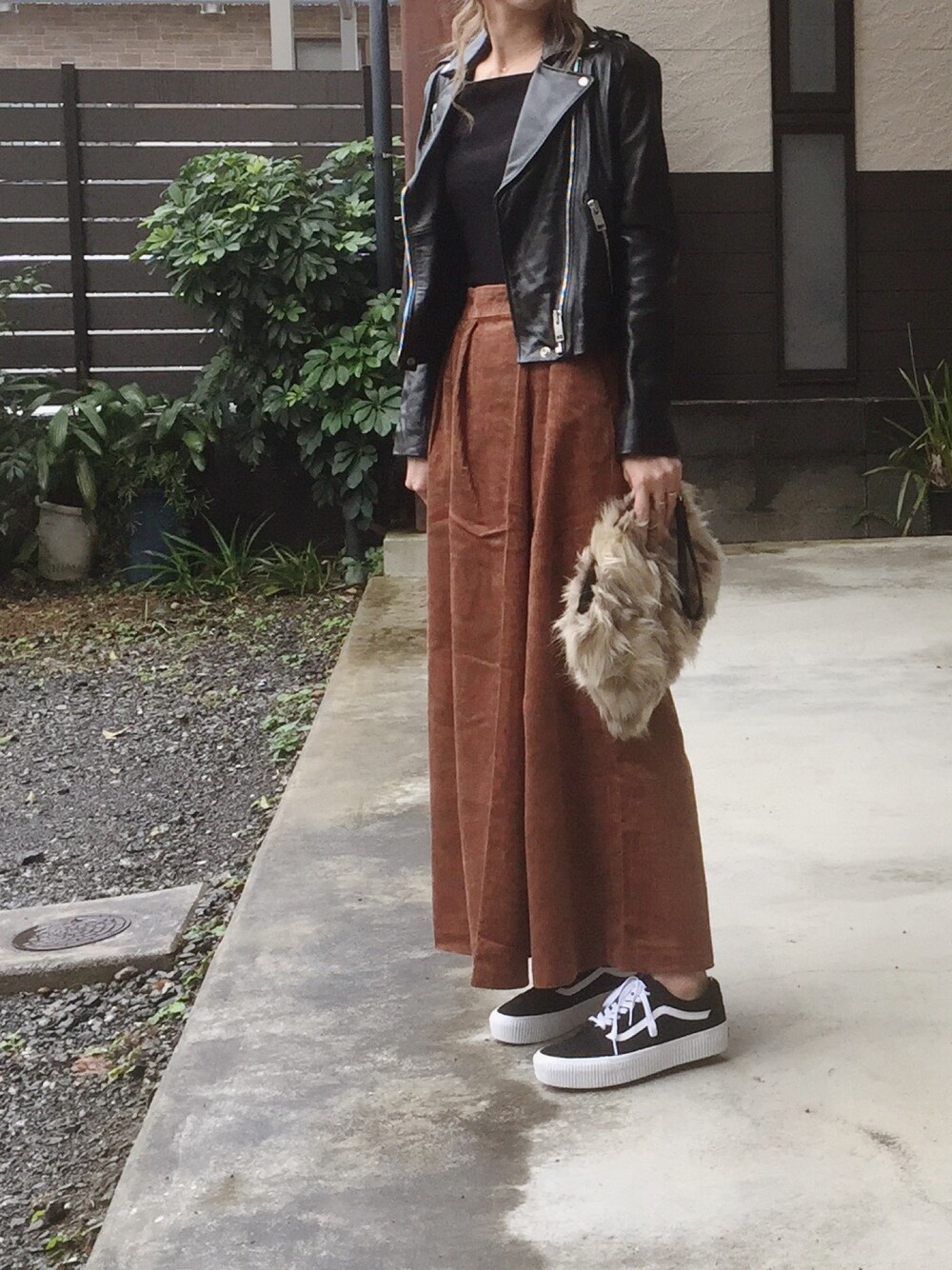 ブラック系のスニーカー、ブラウン系のその他パンツ、グレー系のショルダーバッグを着用したレディースの秋コーディネートの1枚目の写真