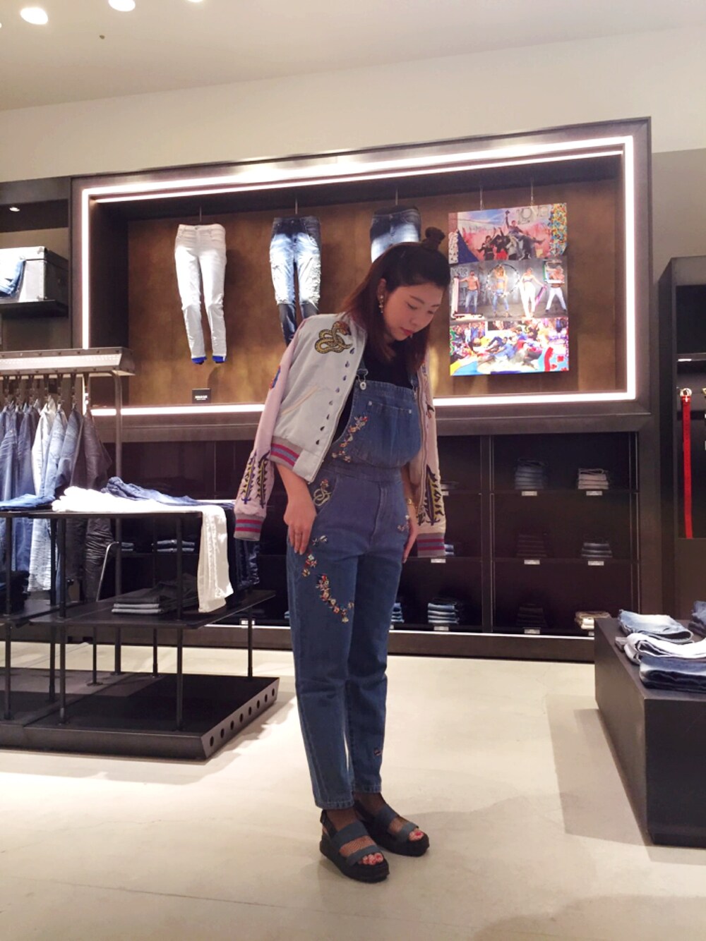 「Diesel、DIESELららぽーと富士見、カジュアルコーデ、スカジャン、オールインワン、デニム、刺繍、春夏コーデ」｜「DIESELのアイテム（サロペット/オーバーオール、ブルー系）」を使った、まやさん（レディース・165cm）の春コーディネートの1枚目の写真