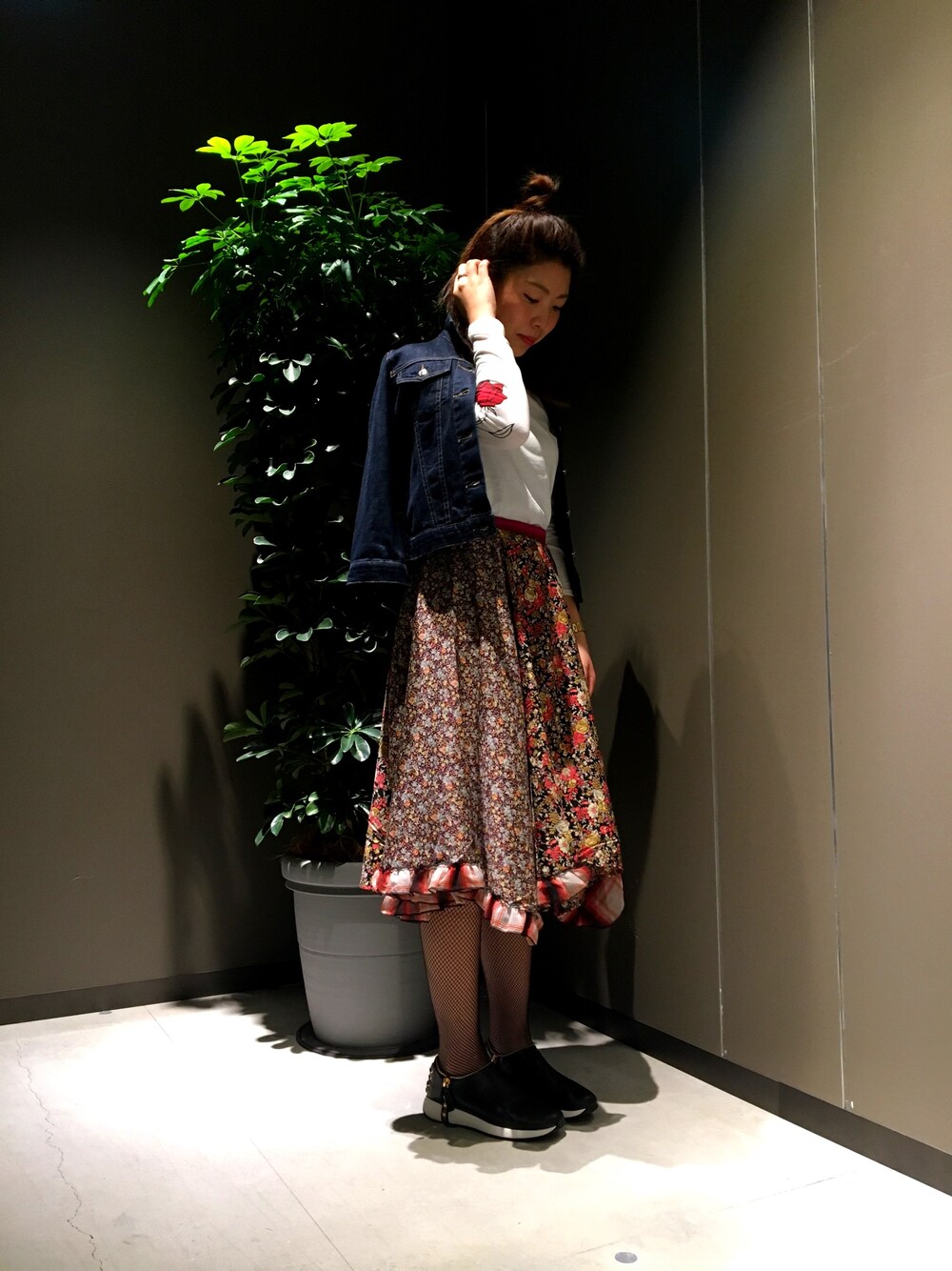 「カジュアルコーデ、Diesel、DIESELららぽーと富士見、スカート、花柄、アシンメトリー、網タイツ、17FW」｜「DIESELのアイテム（スカート、レッド系）」を使った、まやさん（レディース・165cm）の夏コーディネートの1枚目の写真