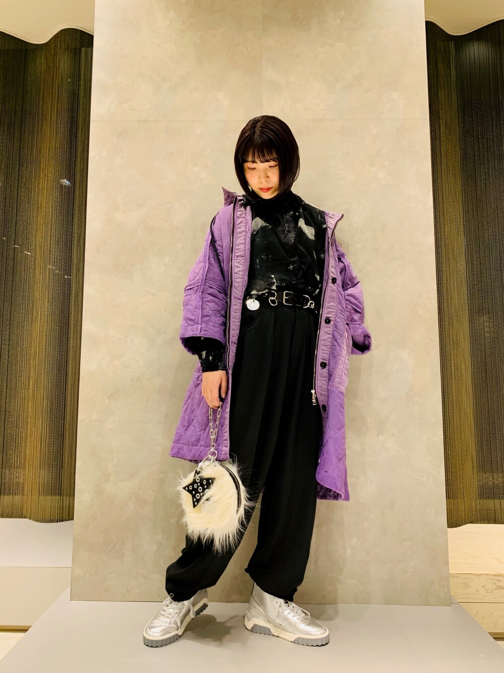 「Diesel、DIESELGINZA、秋冬、holiday、ホリデーコレクション、パープル、パープルアウター、スラックス、柄シャツ、ファー小物」｜「DIESELのレディース パテントレザー ハイカットスニーカー（スニーカー、シルバー系）」を使った、まやさん（レディース・165cm）の秋コーディネートの1枚目の写真