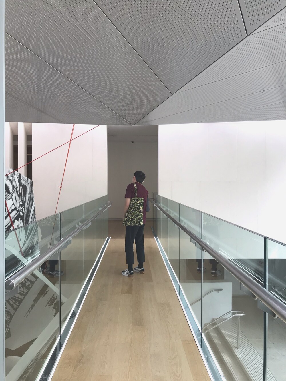 「Bape、ART、VANSのスニーカー」｜「asosのアイテム（その他パンツ、ブラック系）」を使った、Felix Niocenaさん（メンズ・173cm）の秋コーディネートの1枚目の写真