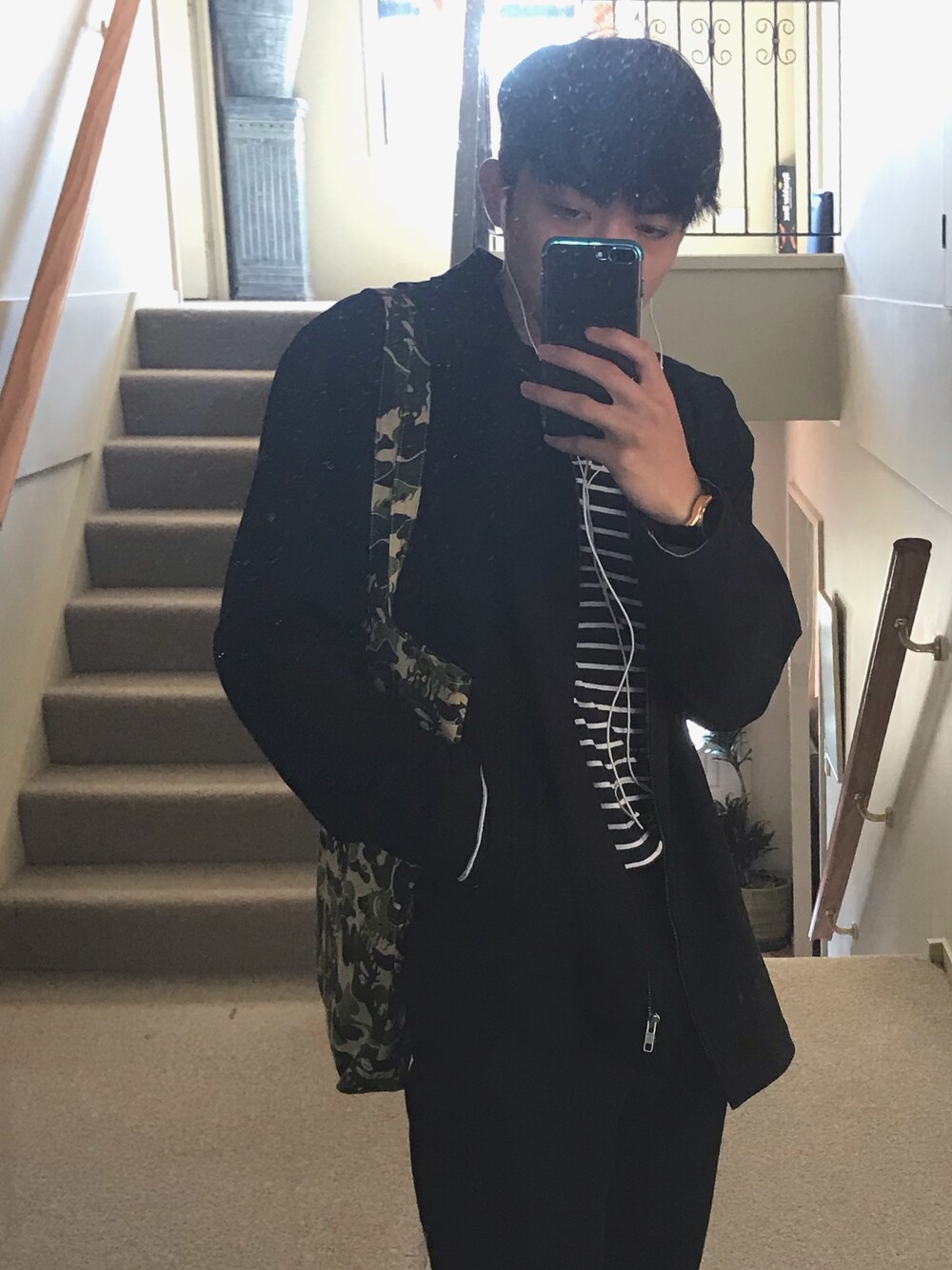 「black、stripes、cropped pants、boy」｜「A BATHING APEのアイテム（トートバッグ、その他）」を使った、Felix Niocenaさん（メンズ・170cm）の秋コーディネートの1枚目の写真