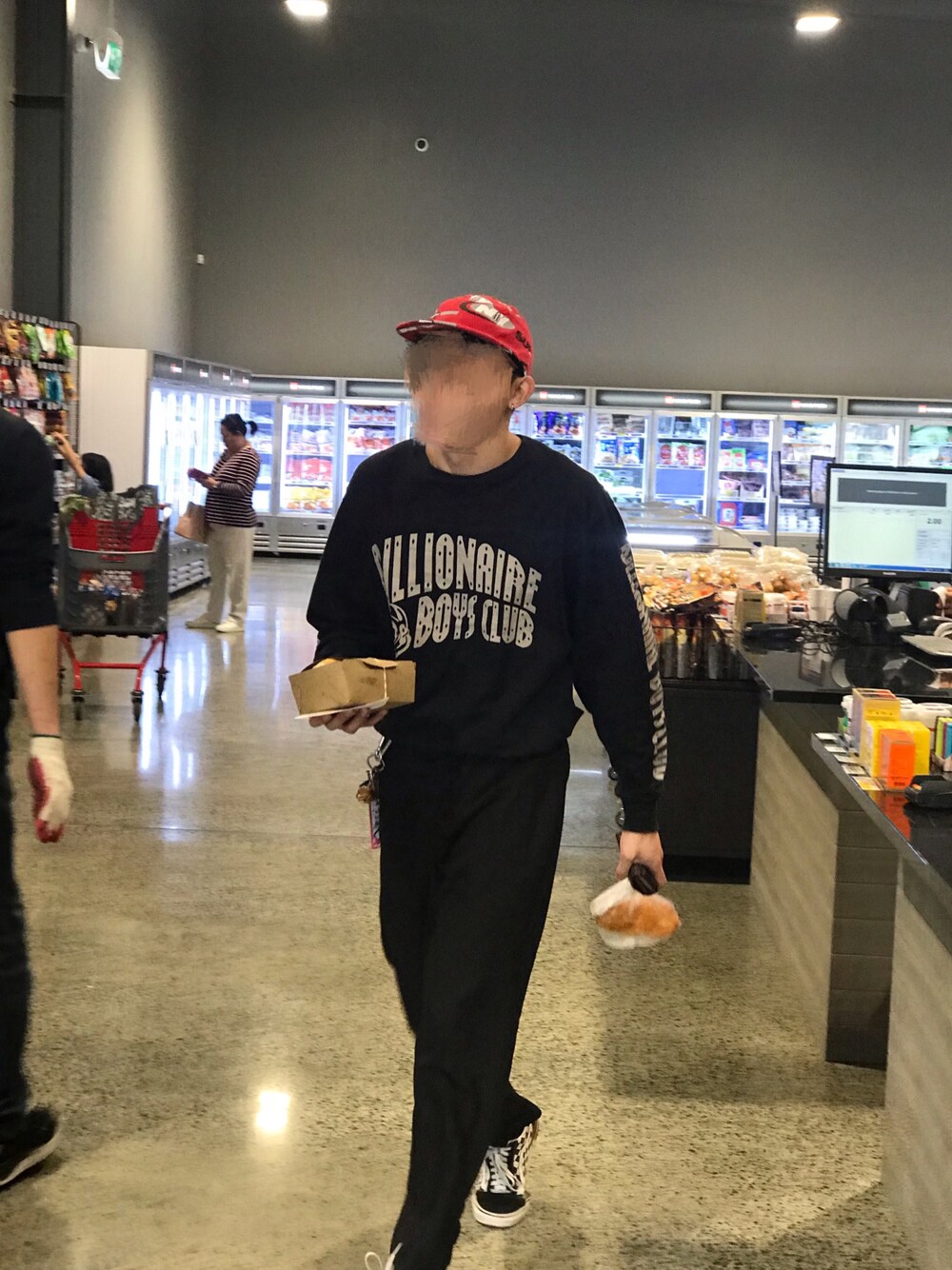 「spring、donut、hypebeast、supreme」｜「BILLIONAIRE BOYS CLUBのアイテム（その他トップス、ブラック系）」を使った、Felix Niocenaさん（メンズ・170cm）の秋コーディネートの1枚目の写真