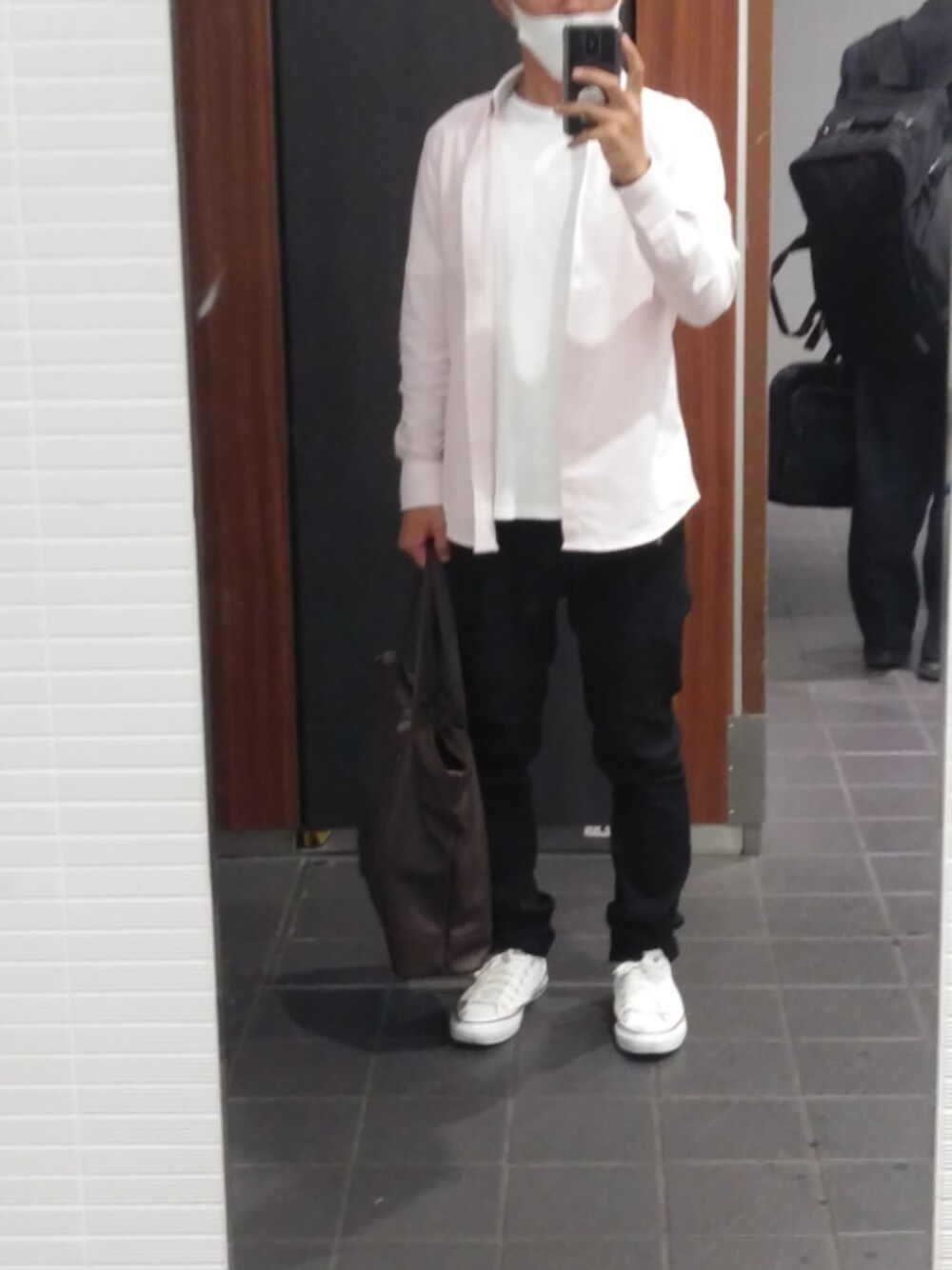 「UNIQLOのアイテム（パンツ、ブラック系）」を使った、ajtpgmwtamwgさん（メンズ・130cm）の冬コーディネートの1枚目の写真