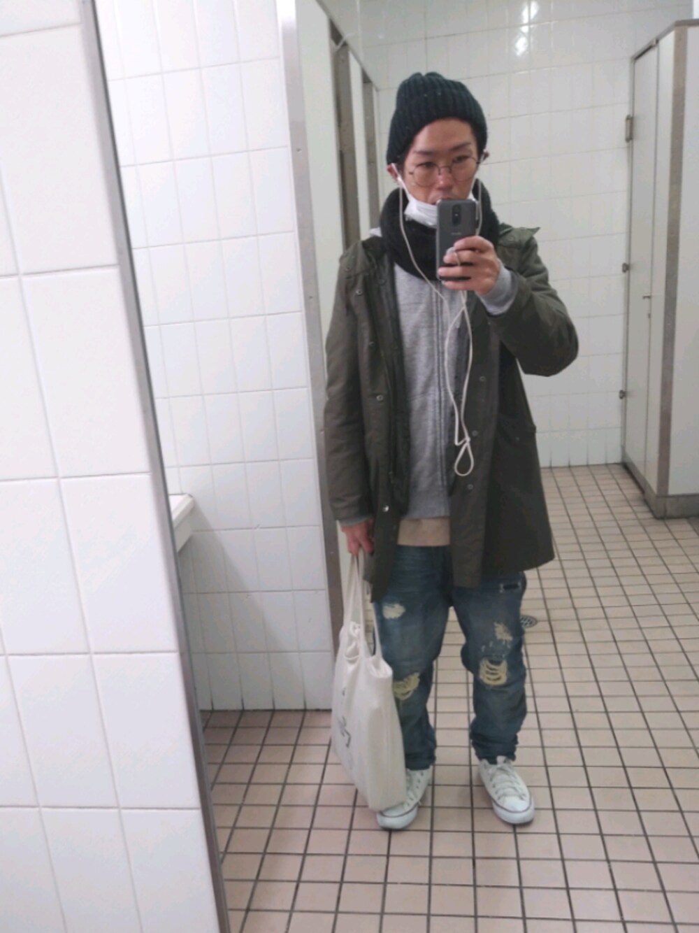 「ドンキホーテ　カバンのアイテム（ワンピース/ドレス、ホワイト系）」を使った、ajtpgmwtamwgさん（メンズ・100cm）の冬コーディネートの1枚目の写真