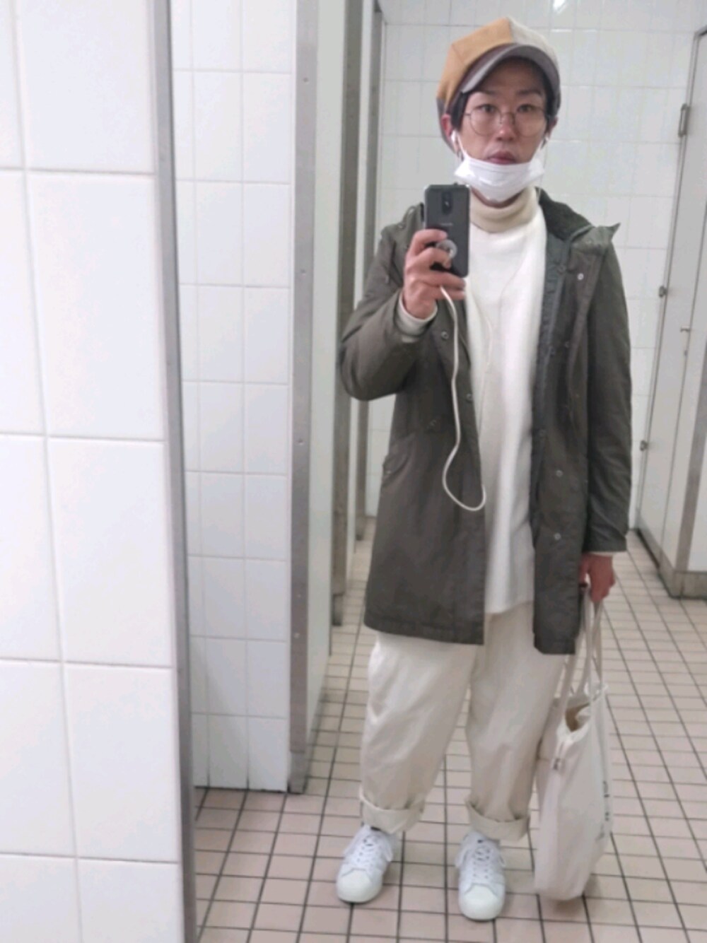 「UNIQLOのアイテム（パンツ、ホワイト系）」を使った、ajtpgmwtamwgさん（メンズ・90cm）の冬コーディネートの1枚目の写真