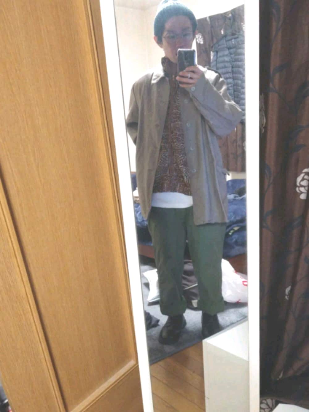 「UNIQLOのアイテム（パンツ、グリーン系）」を使った、ajtpgmwtamwgさん（メンズ・100cm）の冬コーディネートの1枚目の写真
