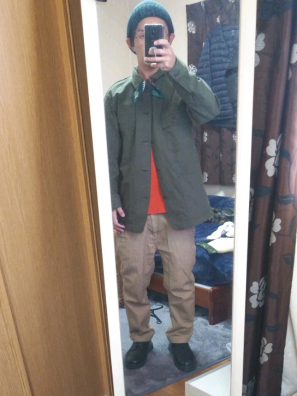 「UNIQLOのアイテム（トップス、ベージュ系）」を使った、ajtpgmwtamwgさん（メンズ・90cm）の春コーディネートの1枚目の写真
