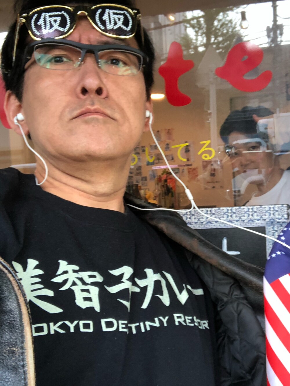 ブラック系のライダースジャケット、ブラック系のTシャツ/カットソー、その他のその他を着用したメンズの春コーディネートの1枚目の写真
