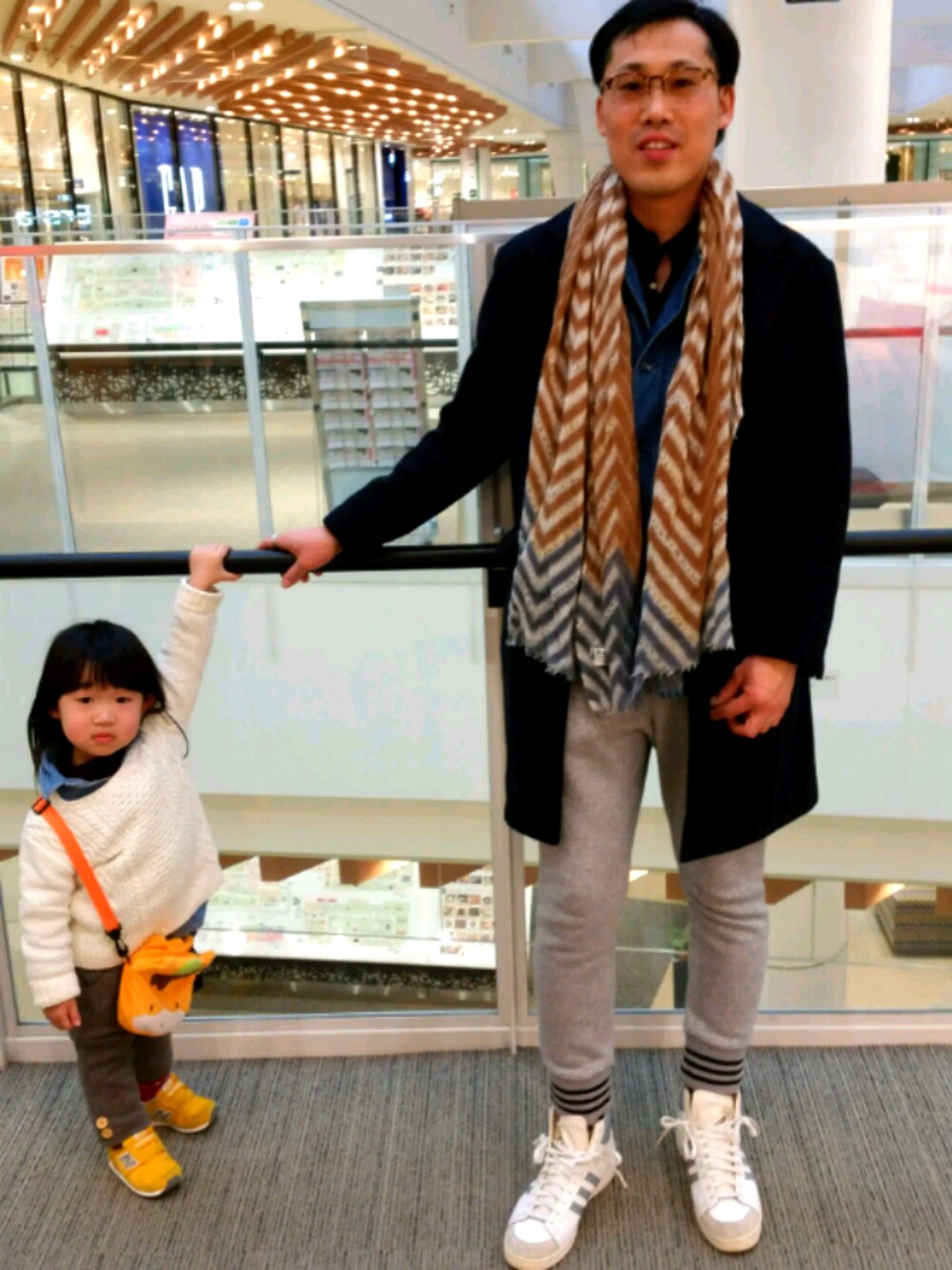 「FREAK'S STOREのアイテム（ストール/ショール、ベージュ系）」を使った、ZINさん（メンズ・178cm）の冬コーディネートの1枚目の写真