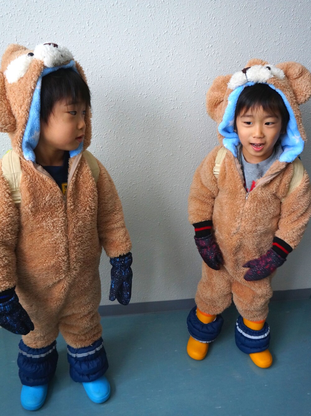 「クリスマス、双子、男の子、ダッフィー、着ぐるみ、手作り、雪、キッズコーデ、ダッフィーの着ぐるみ、XmasぱーちーWEAR2016」｜「Handmadeのアイテム（ジャケット/アウター、ベージュ系）」を使った、mikaさん（キッズ・90cm）の冬コーディネートの1枚目の写真